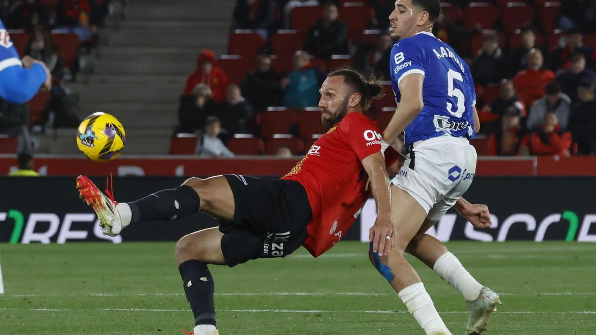 Muriqi protege el balón.