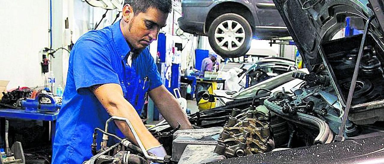 Barcelona ( Barcelones ) 03.09.2012. Economia. Concesionarios de coches. arxiu: DG. 120903 JP ex 0276 en la foto: Taller mecanico del concesionario de la Peugeot, en la zona Franca. - no mencionar marca. foto: PUIG,JOAN