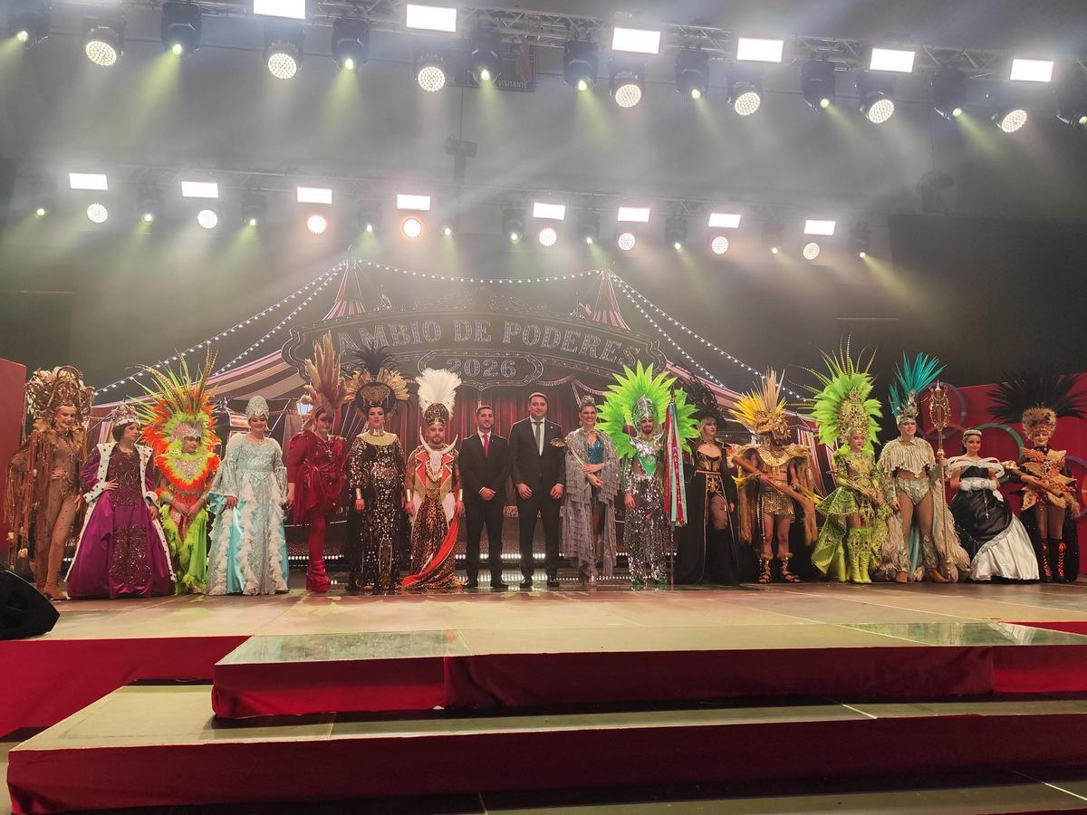 Foto de familia de todos los personajes del Carnaval.