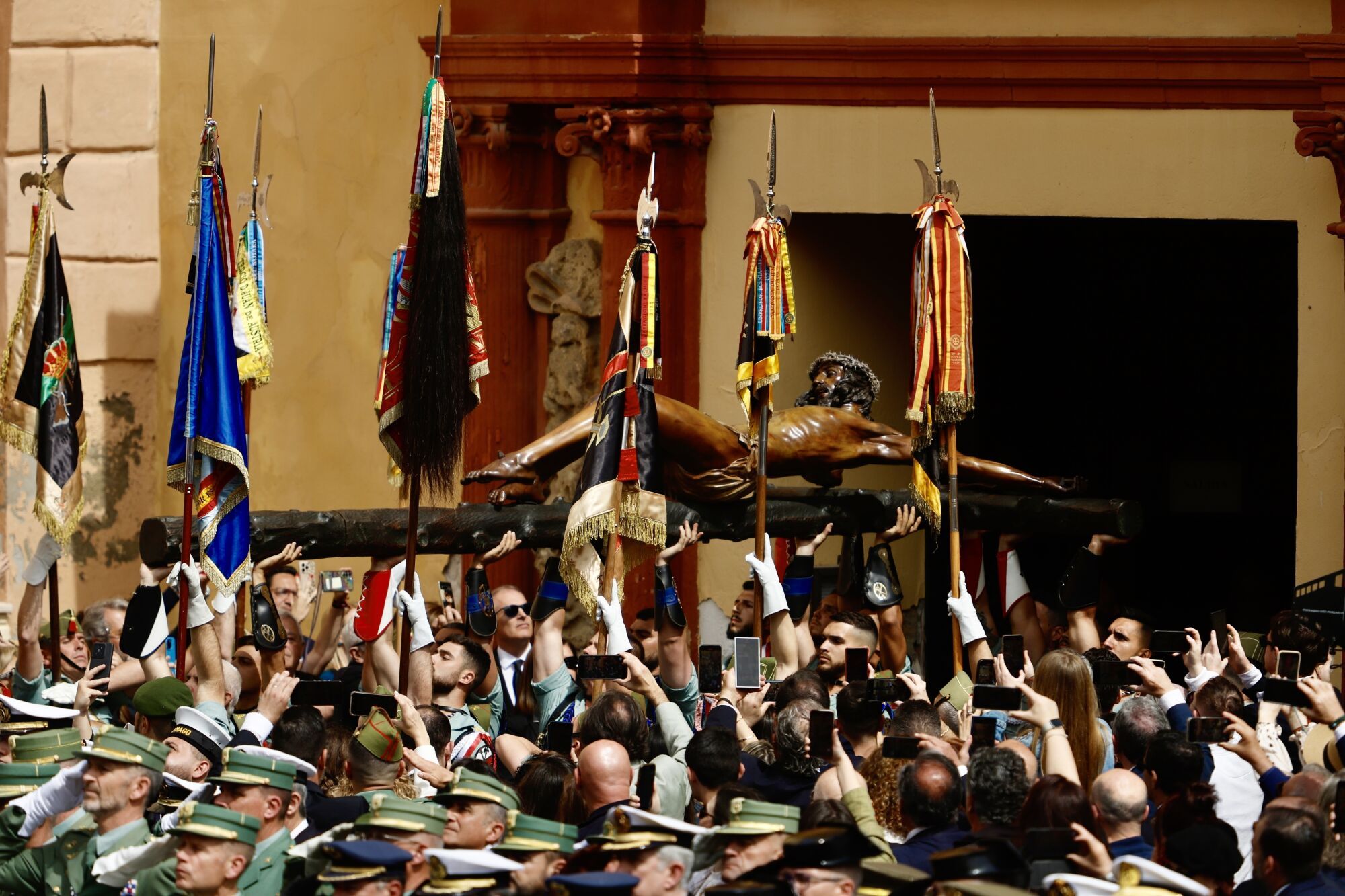 Trasladado del Cristo de la Buena Muerte a hombros de la Legión