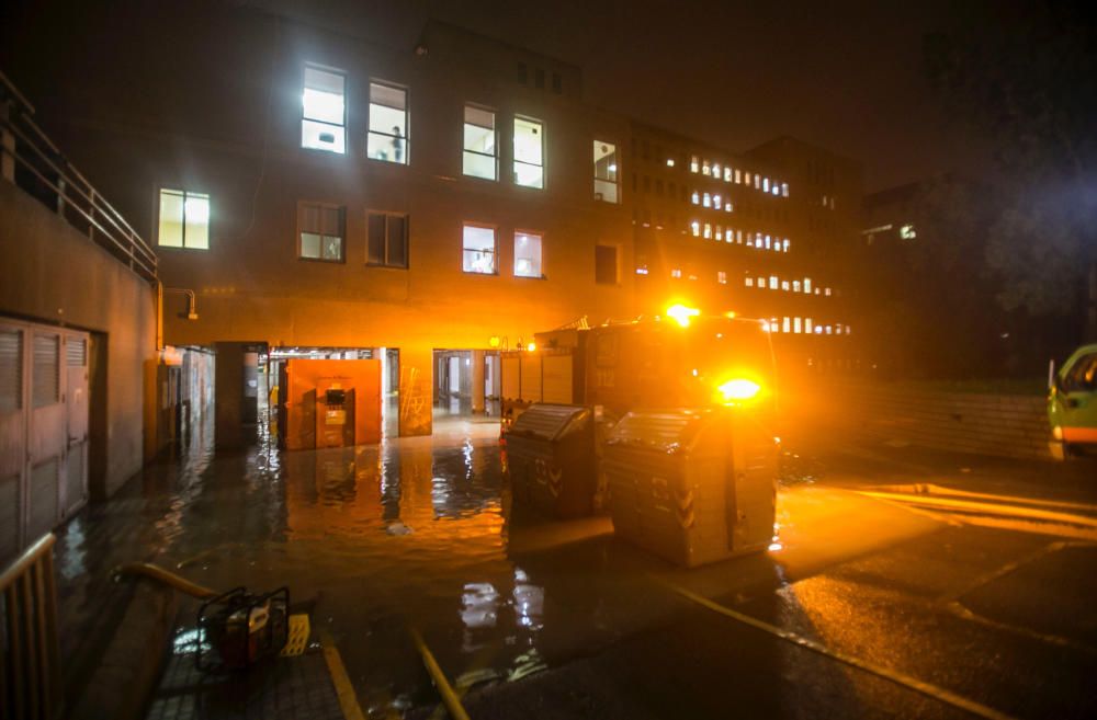 Los accesos al Hospital de San Juan están llenos de agua.