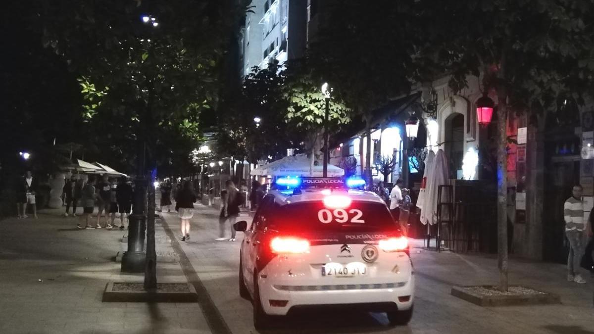 Una patrulla de la Policía Local vigilando que se cumplen las medidas del ocio nocturno en Vigo. // Alba Villar