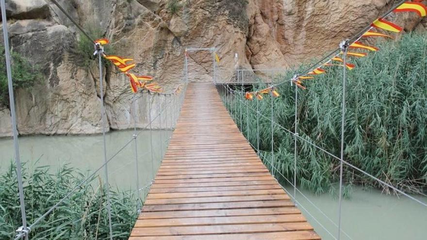 El puente colgante de Ojós de tipo tibetano está construido sobre el río Segura.