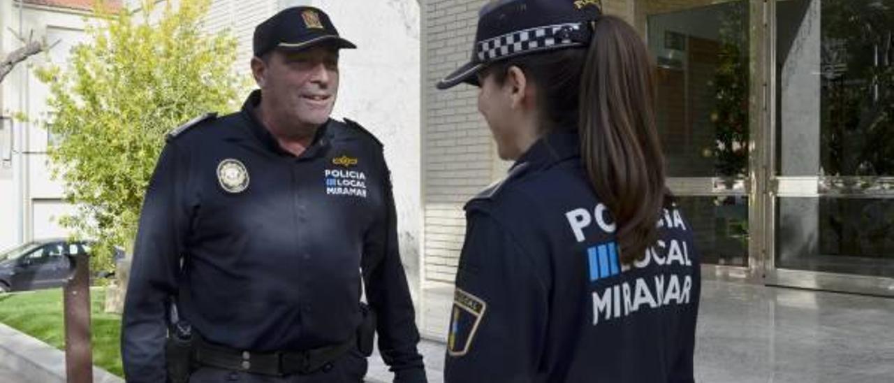 Dos agentes de la Policía Local de Miramar, con los nuevos uniformes elaborados con material de plástico reciclado.