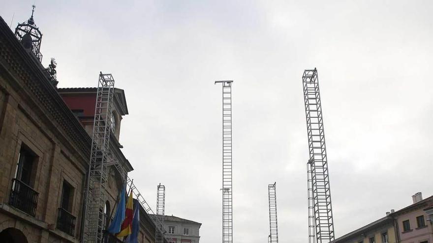 El montaje, ayer, del escenario central de las celebraciones del Antroxu, en la plaza de España.