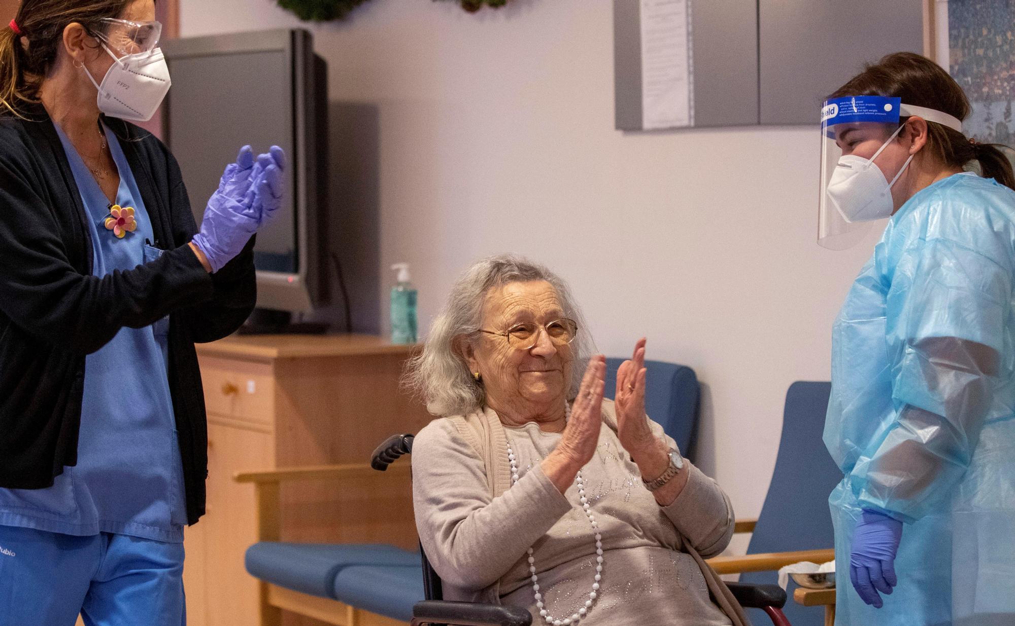 Avelina Serrano, de 94 años, primera vacunada contra la covid-19 en Baleares