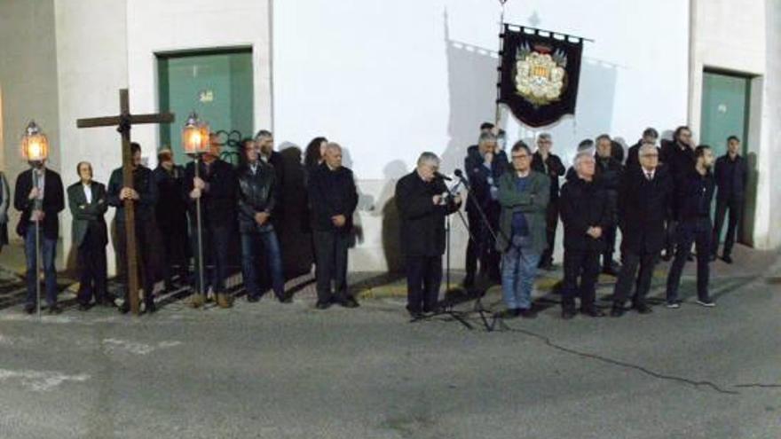 Un momento del acto de Encendido de la Cruz de la Cuaresma, ubicada en la torre del Mercado.