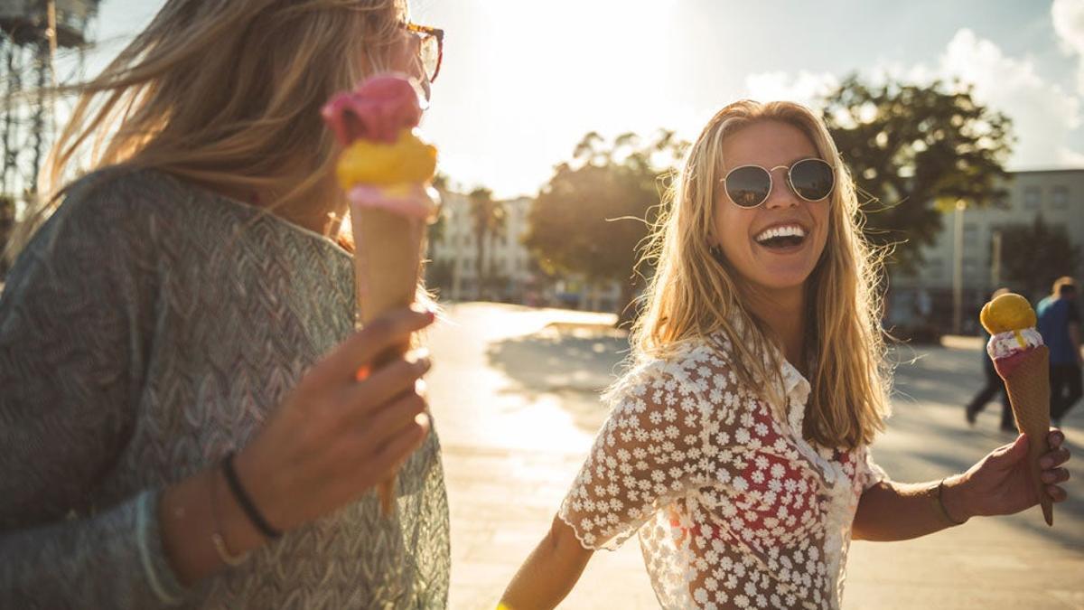 Chicas comiendo helado
