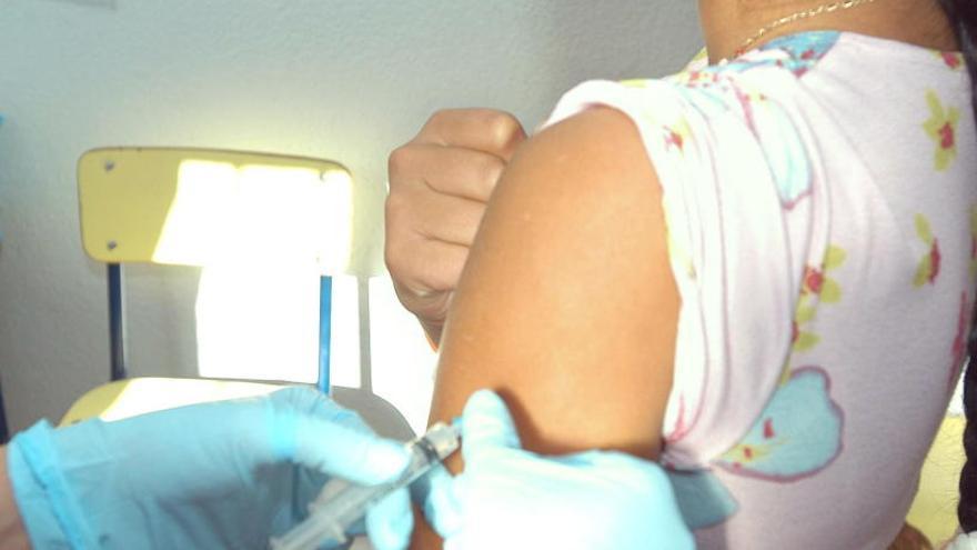 Vacunación de una niña.