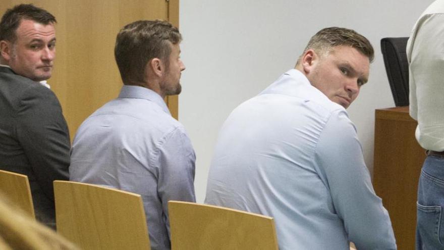 Los tres acusados en el banquillo el día que se celebró el juicio.