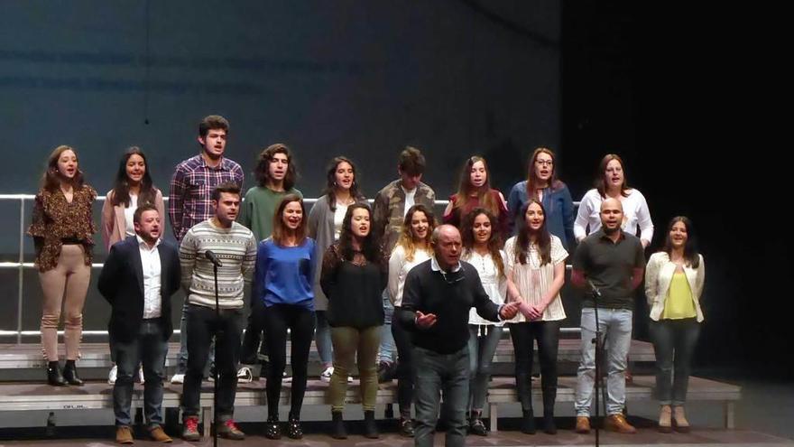 Nacho Fonseca anima al público durante la actuación del grupo.