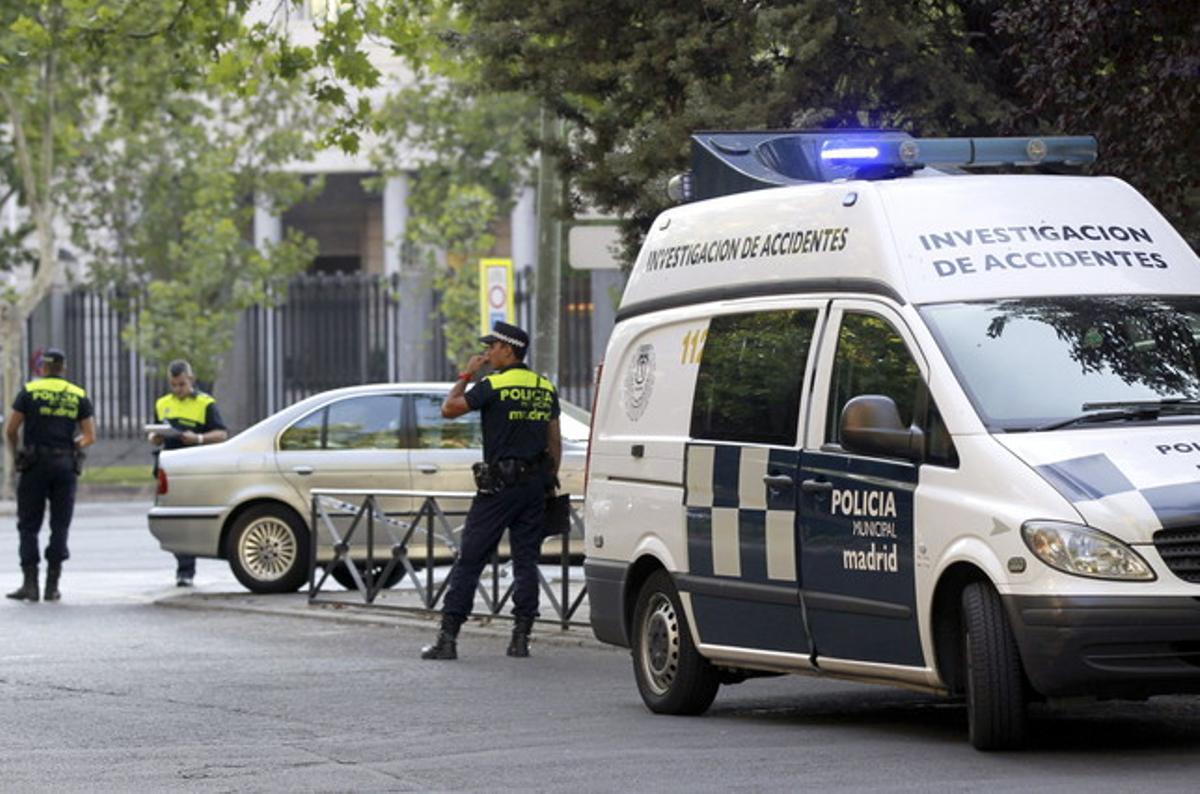 Agents de la policia municipal de Madrid al lloc de l’accident de la delegada del Govern.