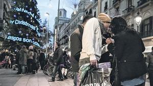 Transeünts amb bosses de compres ahir, al Portal de l’Àngel de Barcelona.