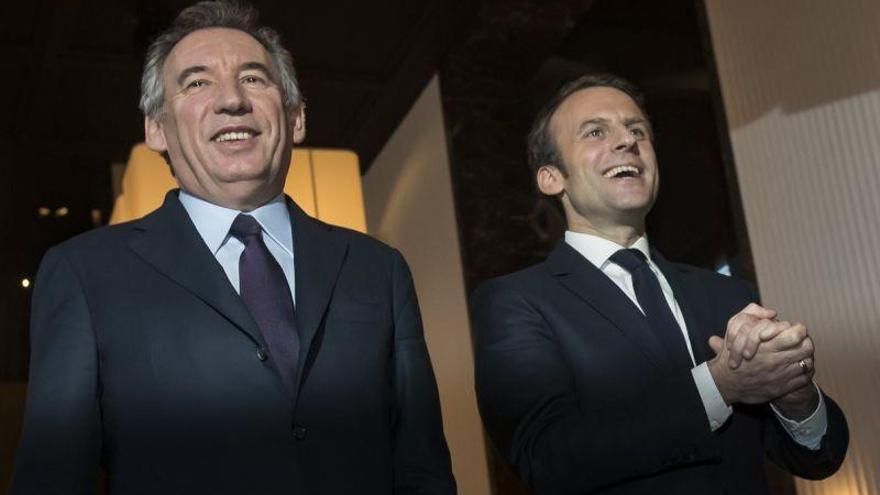 Macron y Bayrou escenifican su alianza como una muestra de pluralismo y renovación política