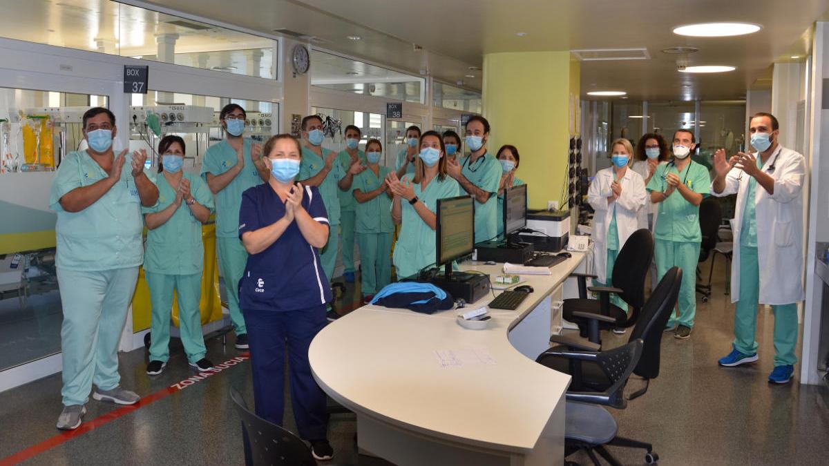 Los intensivistas de los hospitales del SCS aplauden a sus compañeros de las Unidades de Cuidados Intensivos