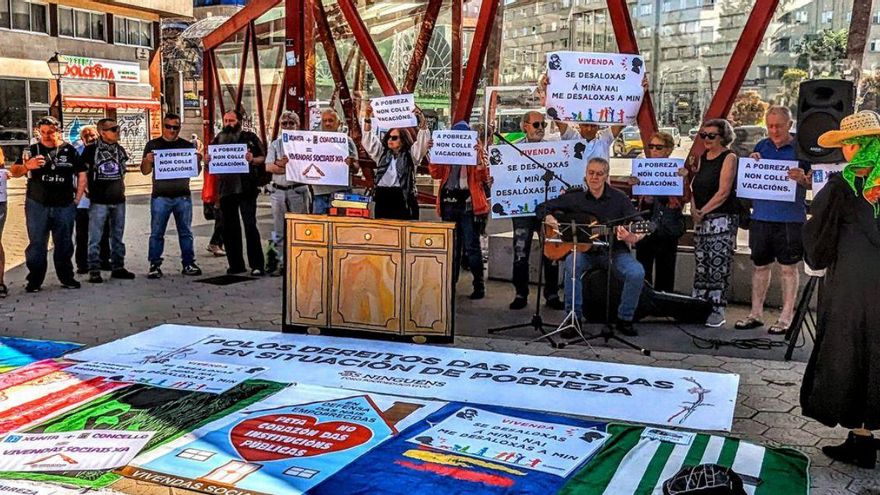 Más de 20 personas se reunieron en la Praza de América convocados por el foro Os Ninguéns.