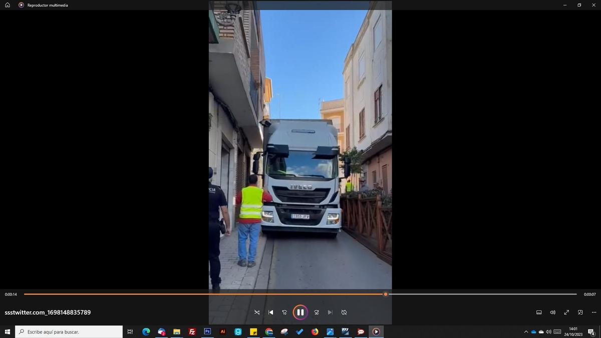 Un camión bloquea el centro de Paterna