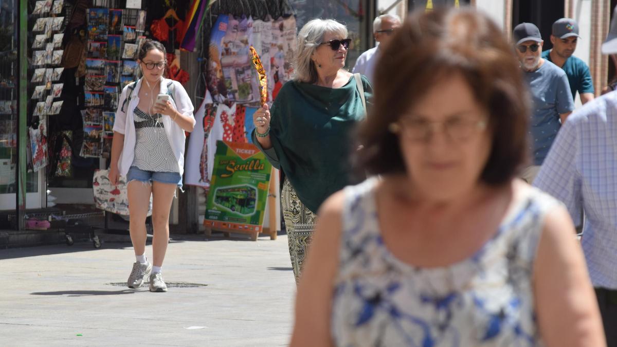 Turistas por el centro de esta ciudad andaluza considerada la mejor del mundo para visitar a partir de los 60 años