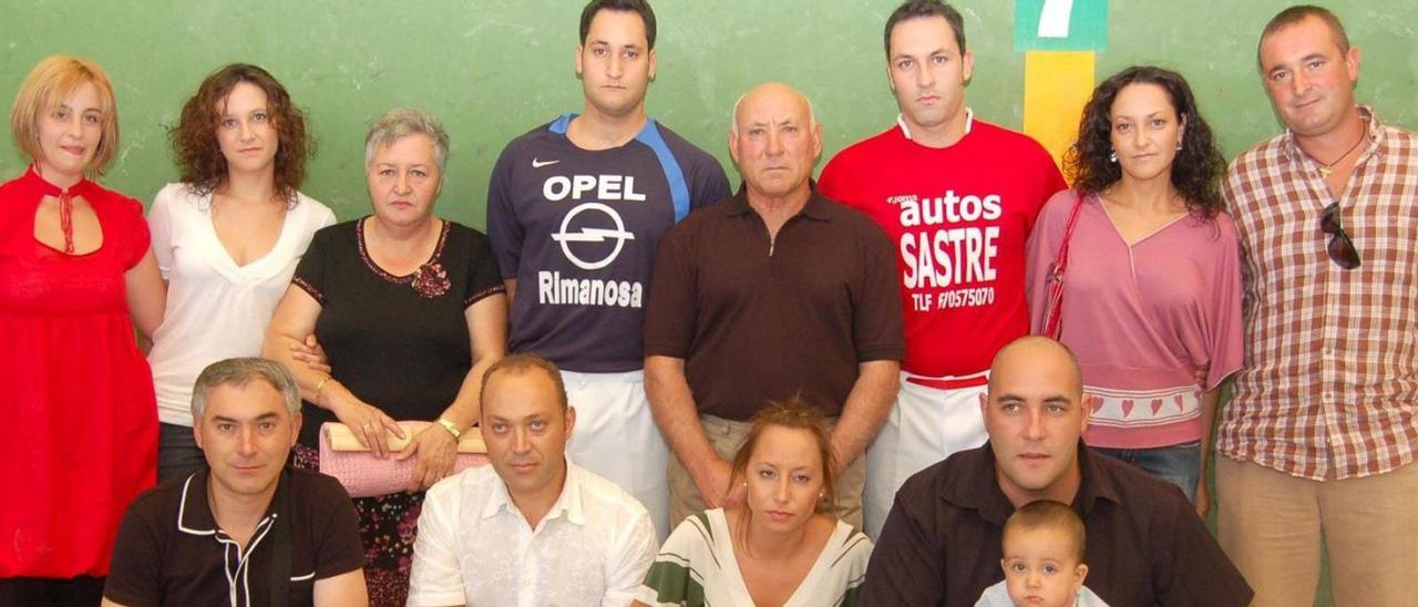 Rodríguez, en el centro, junto a sus familiares en un reciente homenaje. / LOZ