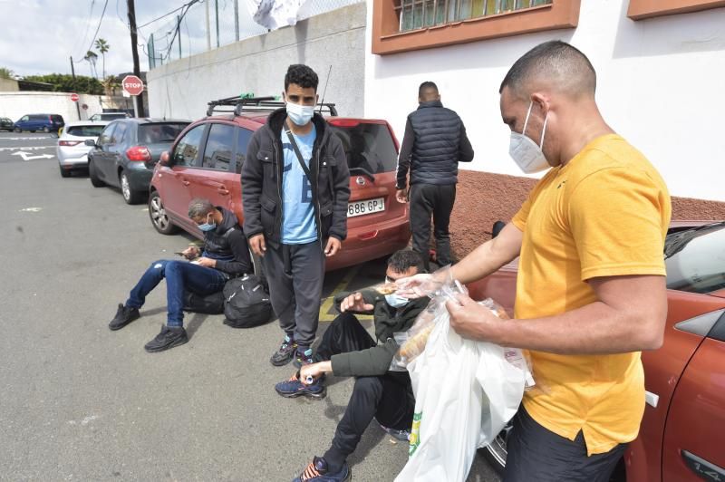 Inmigrantes a las puertas del campamento Canarias 50