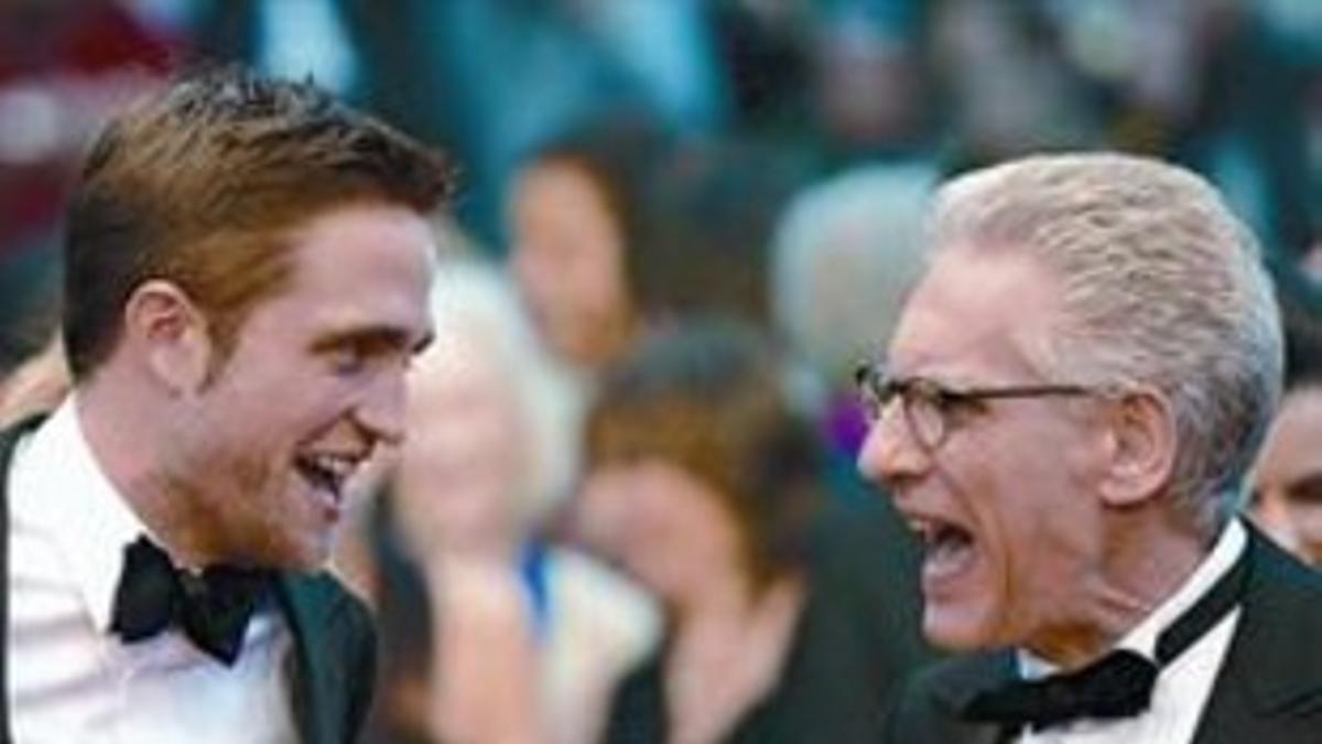 Robert Pattinson (izquierda) y David Cronenberg, anoche en la alfombra roja del festival de Cannes.