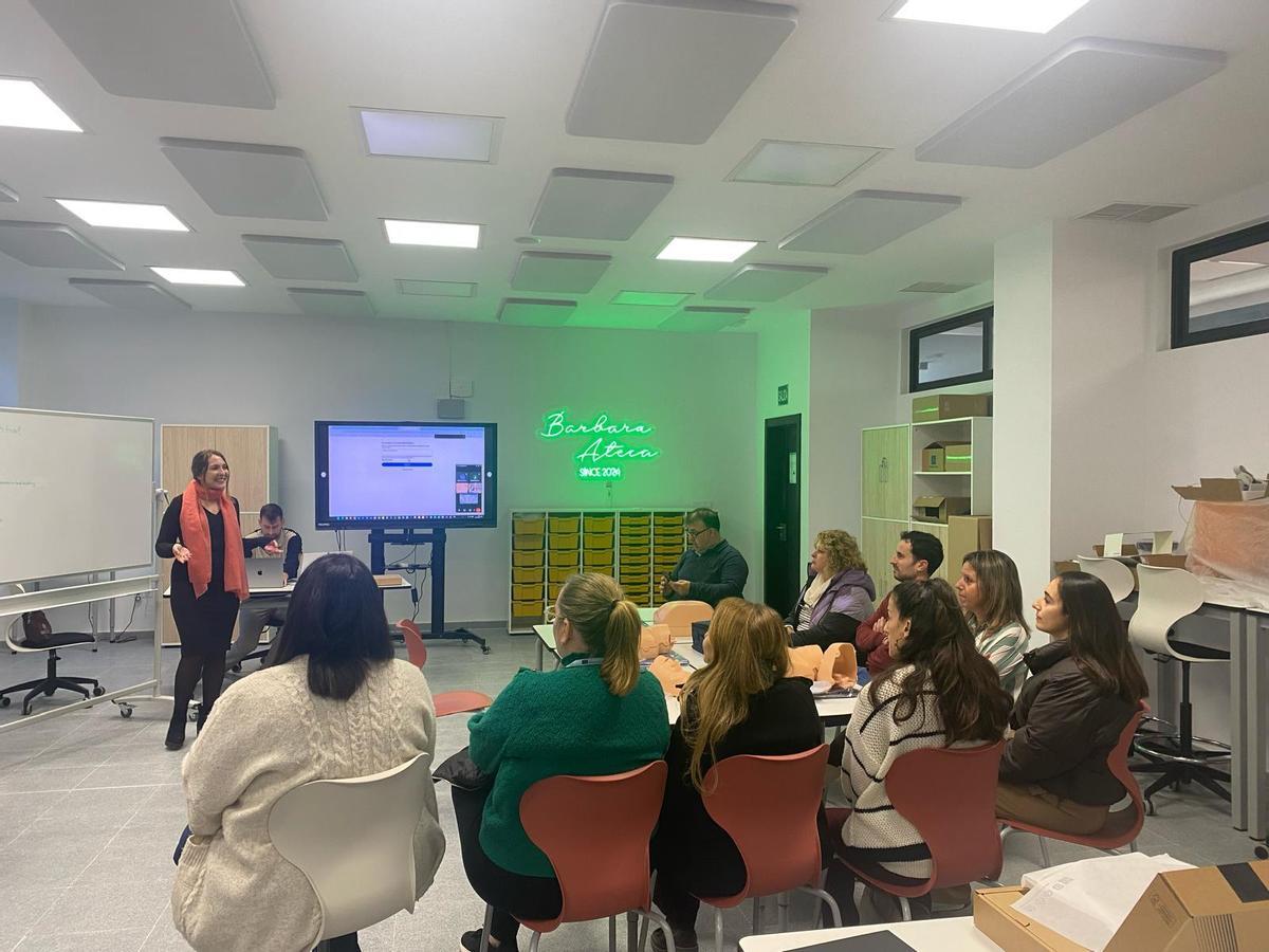 Formación para que los docentes del Santa Bárbara de Málaga aprendan a usar el aula ATECA de FP.