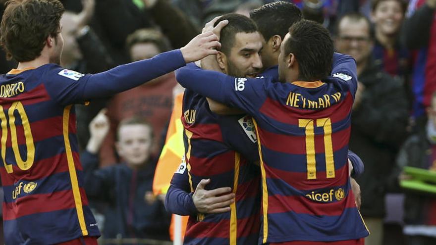 Los jugadores del Barça celebran su primer gol.