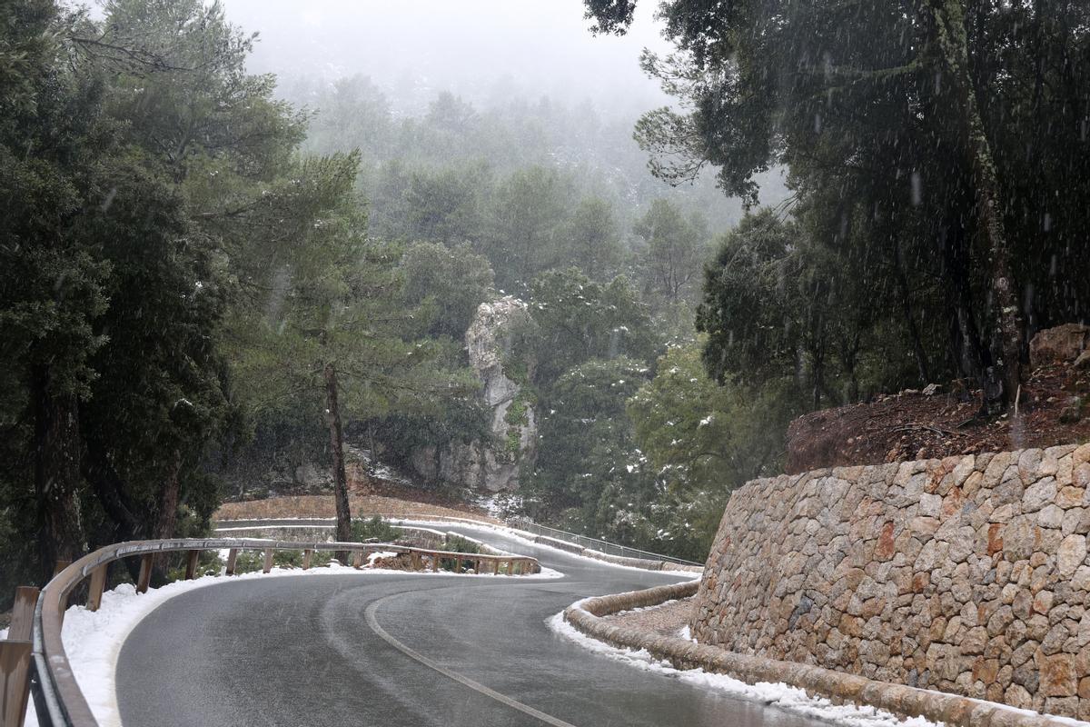 La nieve llega a la sierra de Tramuntana en Mallorca