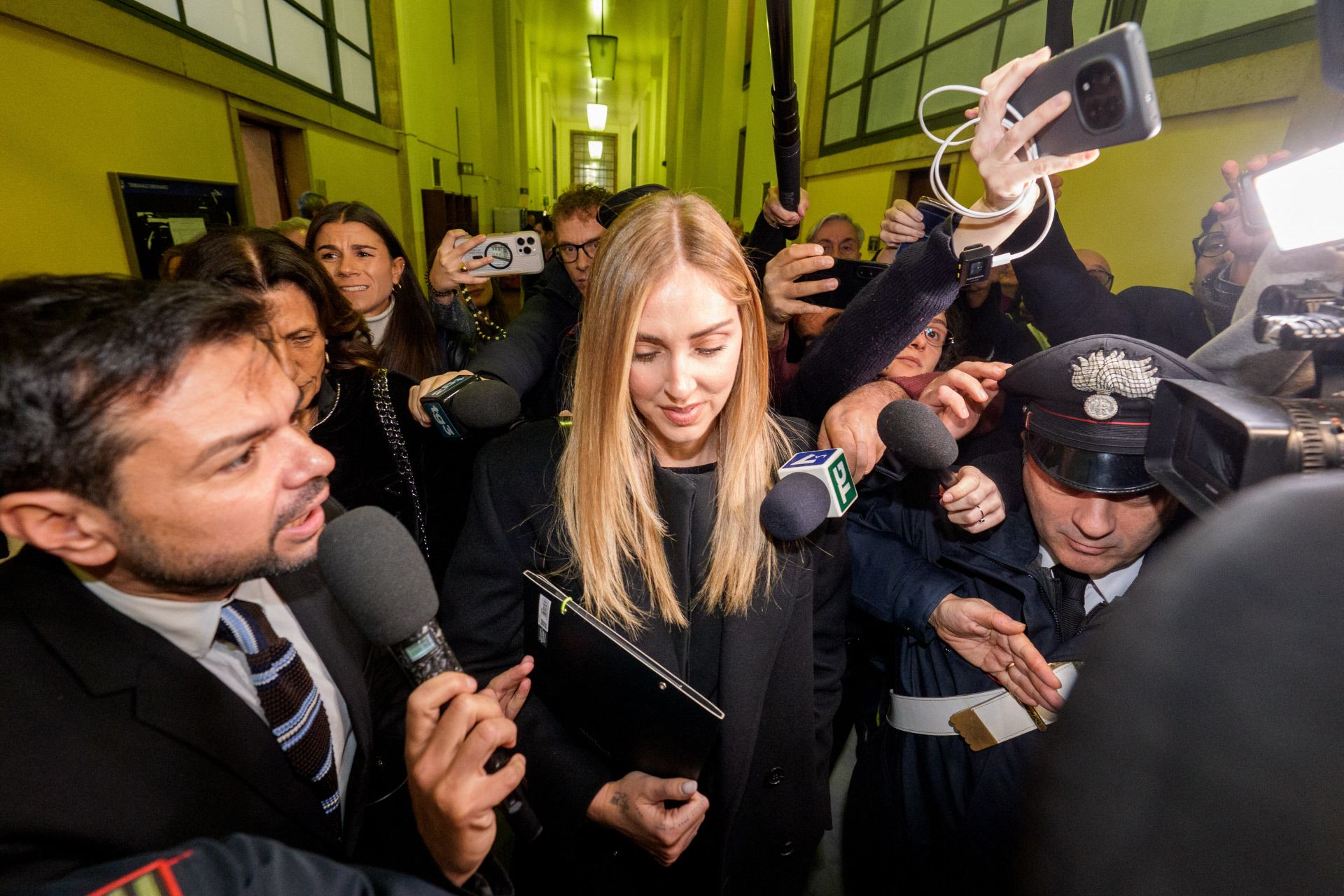 Chiara Ferragni abandonando los tribunales de Milán