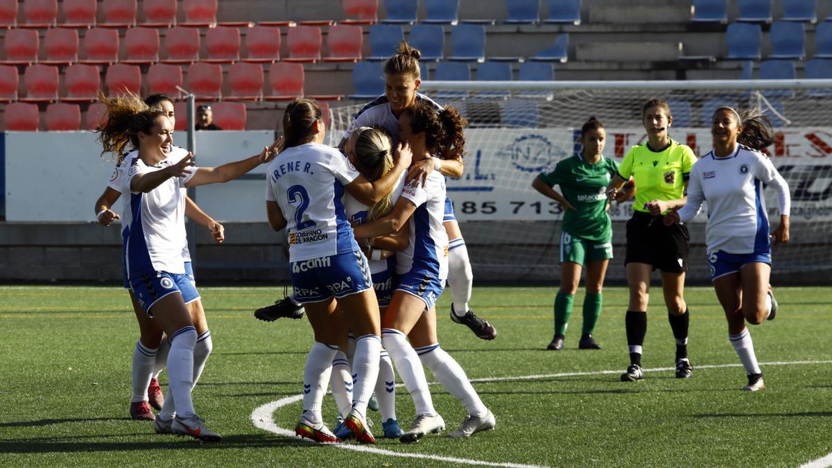 Las jugadoras del Zaragoza CFF celebran uno de sus goles al Sporting en Villanueva.