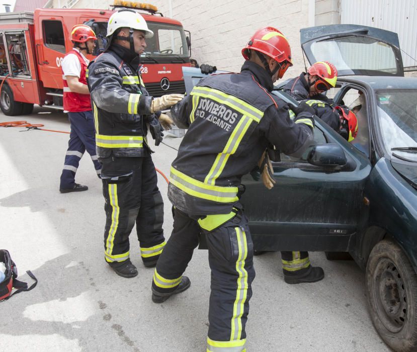 Cincuenta alumnos de Cruz Roja participan en un simulacro de accidente de tráfico