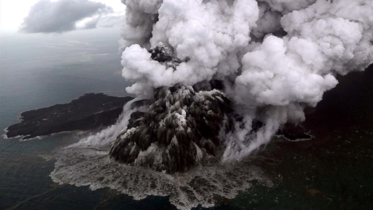 Vista aérea del volcán Anak Krakatoa durante su erupción este domingo.