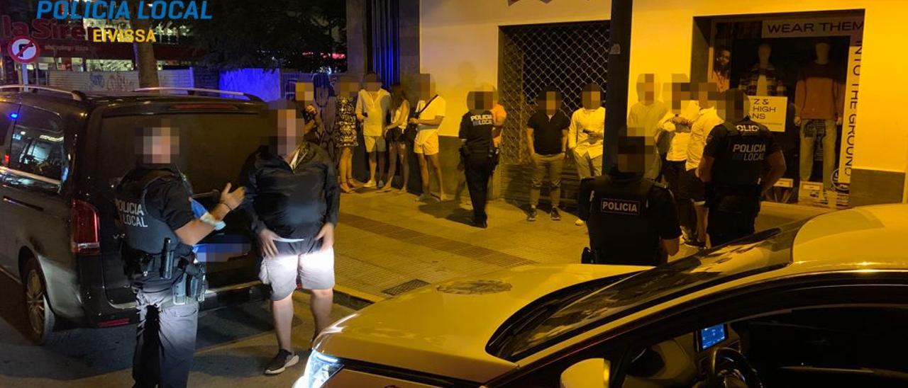 Agentes de la Policía Local de Ibiza en el momento de la intervención.