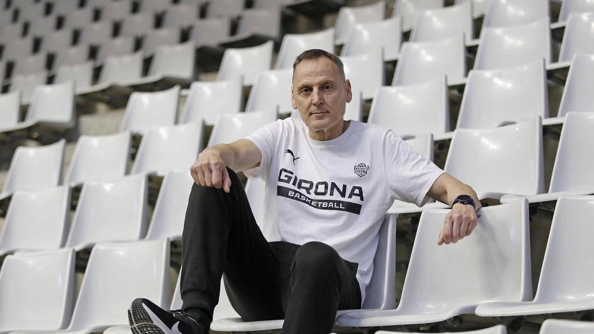 Roberto Íñiguez a la grada de Fontajau