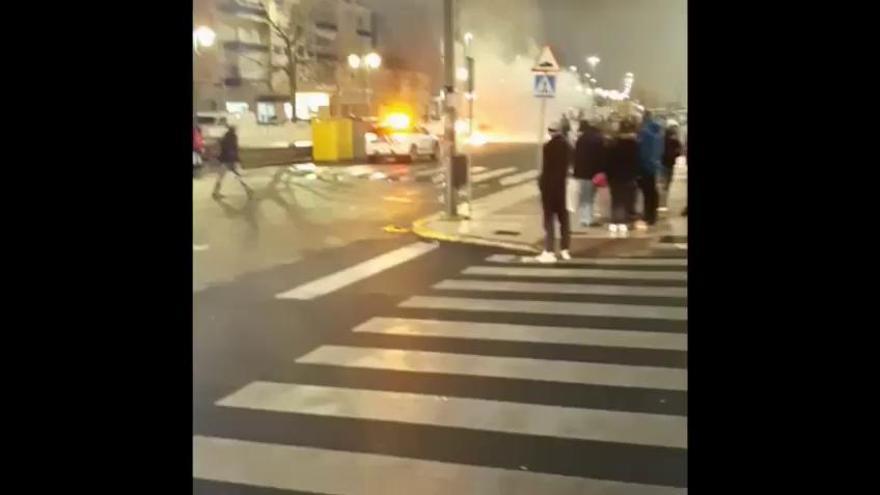 Benavente | Un coche arde en plena avenida del Ferial