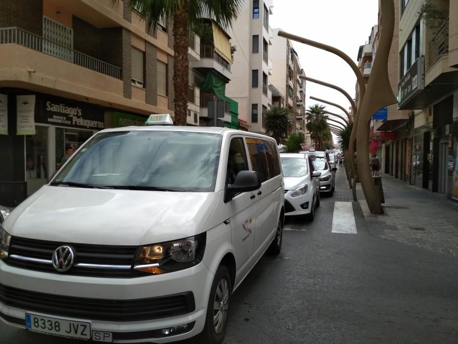 Los más de 80 taxis que trabajan en Torrevieja han parado de 9.00 a 12.00 y han realizado servicios mínimos gratuitos al Hospital y centros de salud