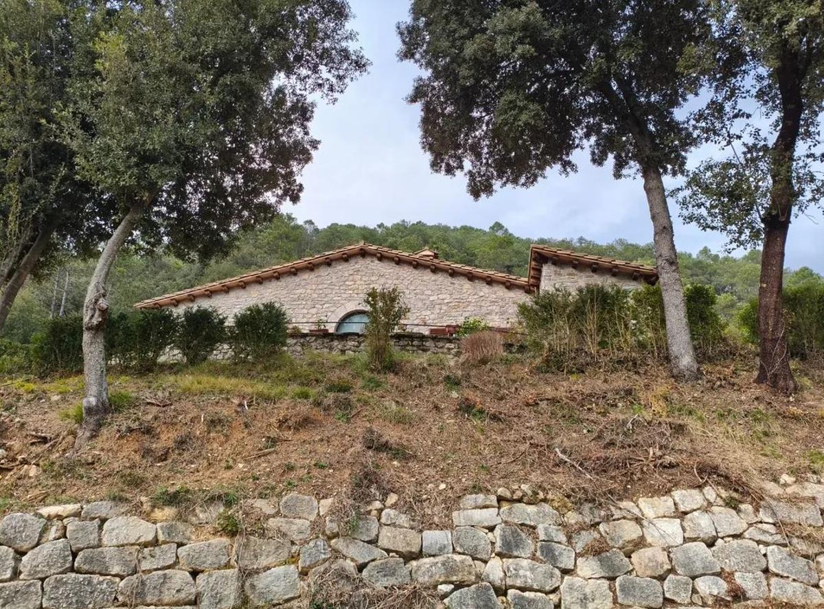 La casa té tres habitacions i 25 hectàrees de bosc