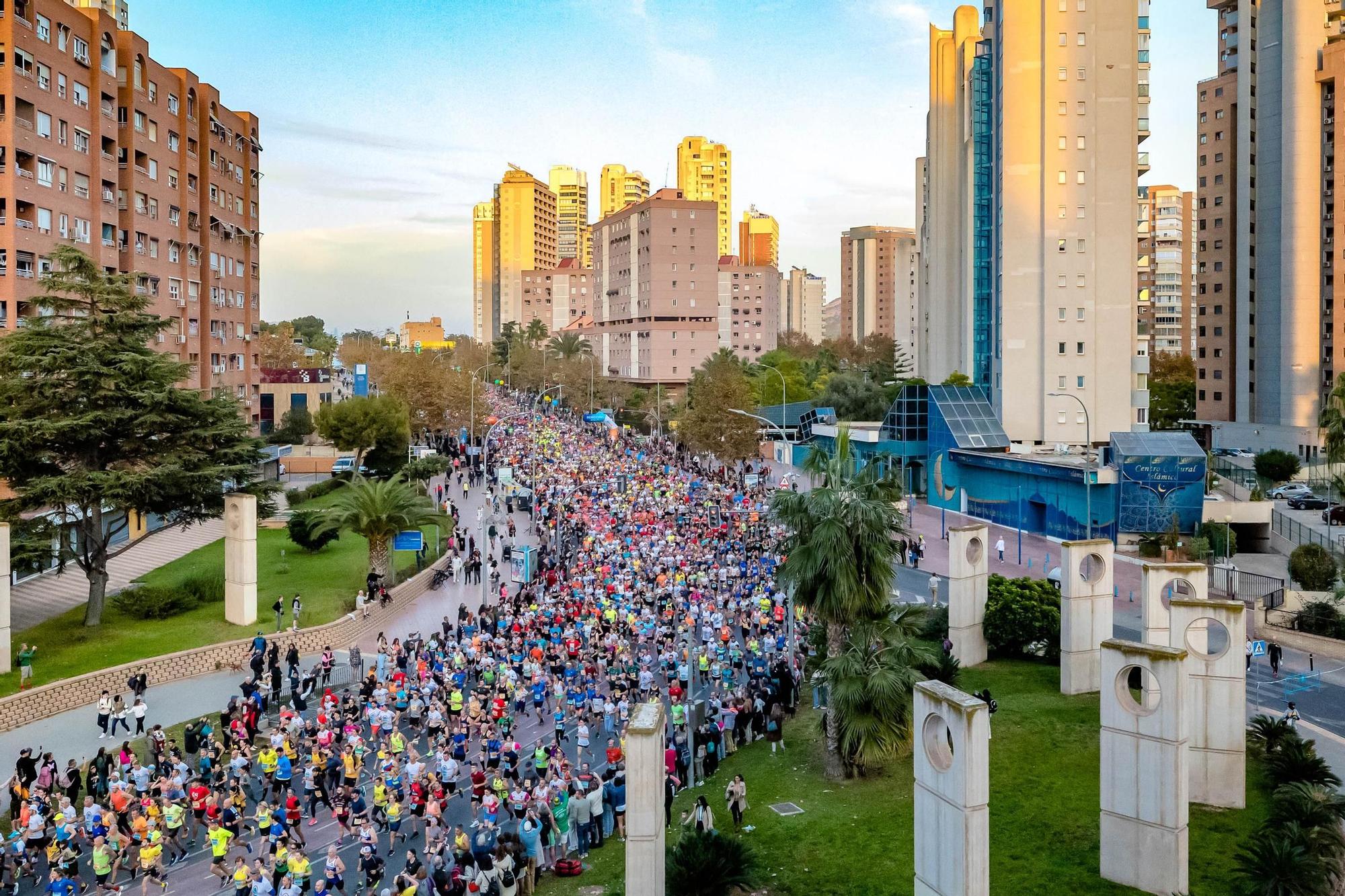 Cerca de 5.000 corredores toman Benidorm.