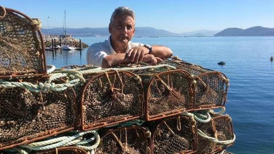 El náufrago Suso Barros, ayer en el puerto de Bueu.