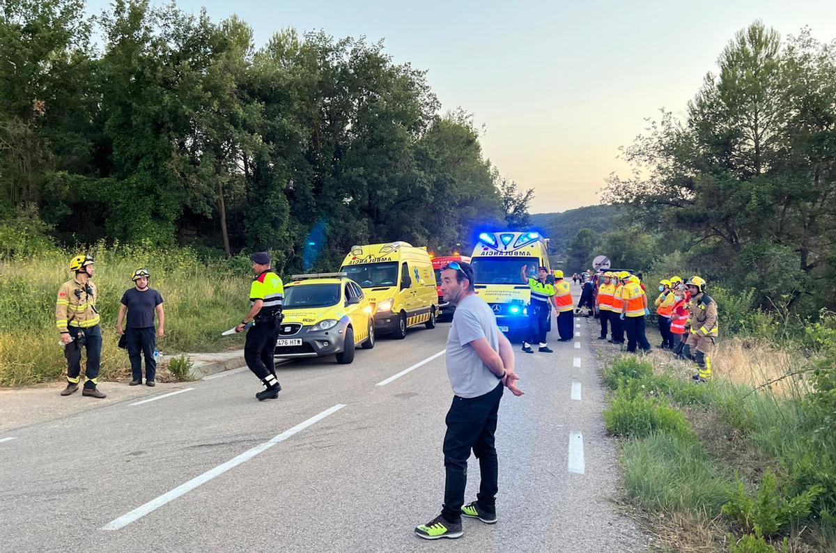 Los Bombers de la Generalitat han rescatado a las 4 personas atrapadas en un autobús que se había accidentado este sábado por la tarde en Rubió