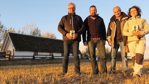 Los agricultores Diego Reverté y Albert Reverté, el director de Riet Vell, Juan Carlos Cirera, y la técnica de SEO / Birdlife Sofía Rivaes, que coordina las tareas de la finca de la empresa de arroz ecológico.