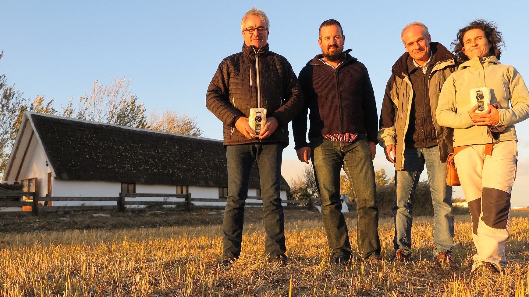 Los agricultores Diego Reverté y Albert Reverté, el director de Riet Vell, Juan Carlos Cirera, y la técnica de SEO / Birdlife Sofía Rivaes, que coordina las tareas de la finca de la empresa de arroz ecológico.