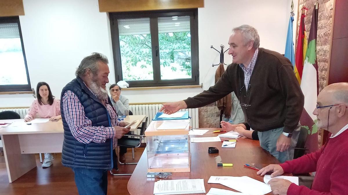 El vecino José Rodríguez Villasonte, votando en la única mesa electoral del concejo.