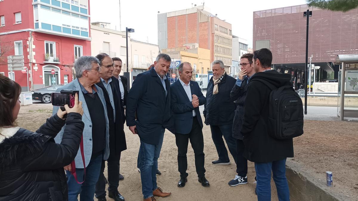 Jordi Turull amb l'alcalde Jordi Masquef i altres càrrecs de Junts a Figueres.