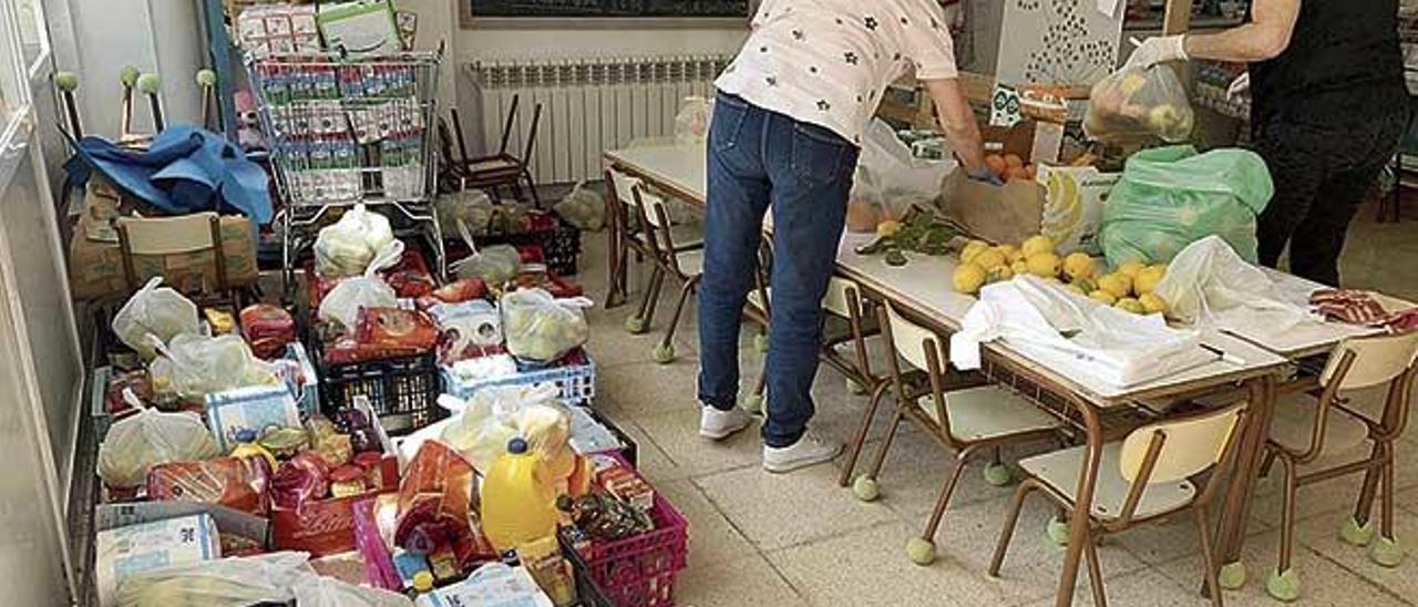 Voluntarios organizando el reparto de alimentos.