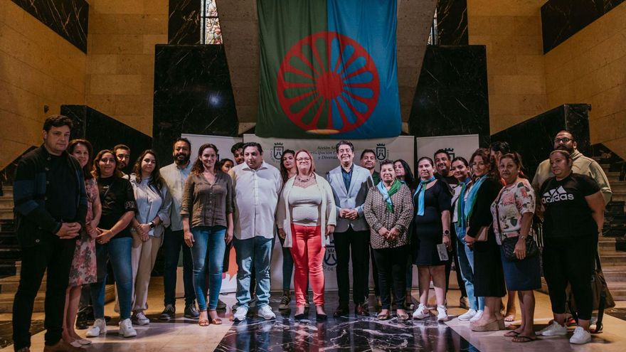 Pedro Martín, presidente del Cabildo de Tenerife (centro), junto con otros miembros de la Corporación y representantes de la comunidad gitana en la Isla.