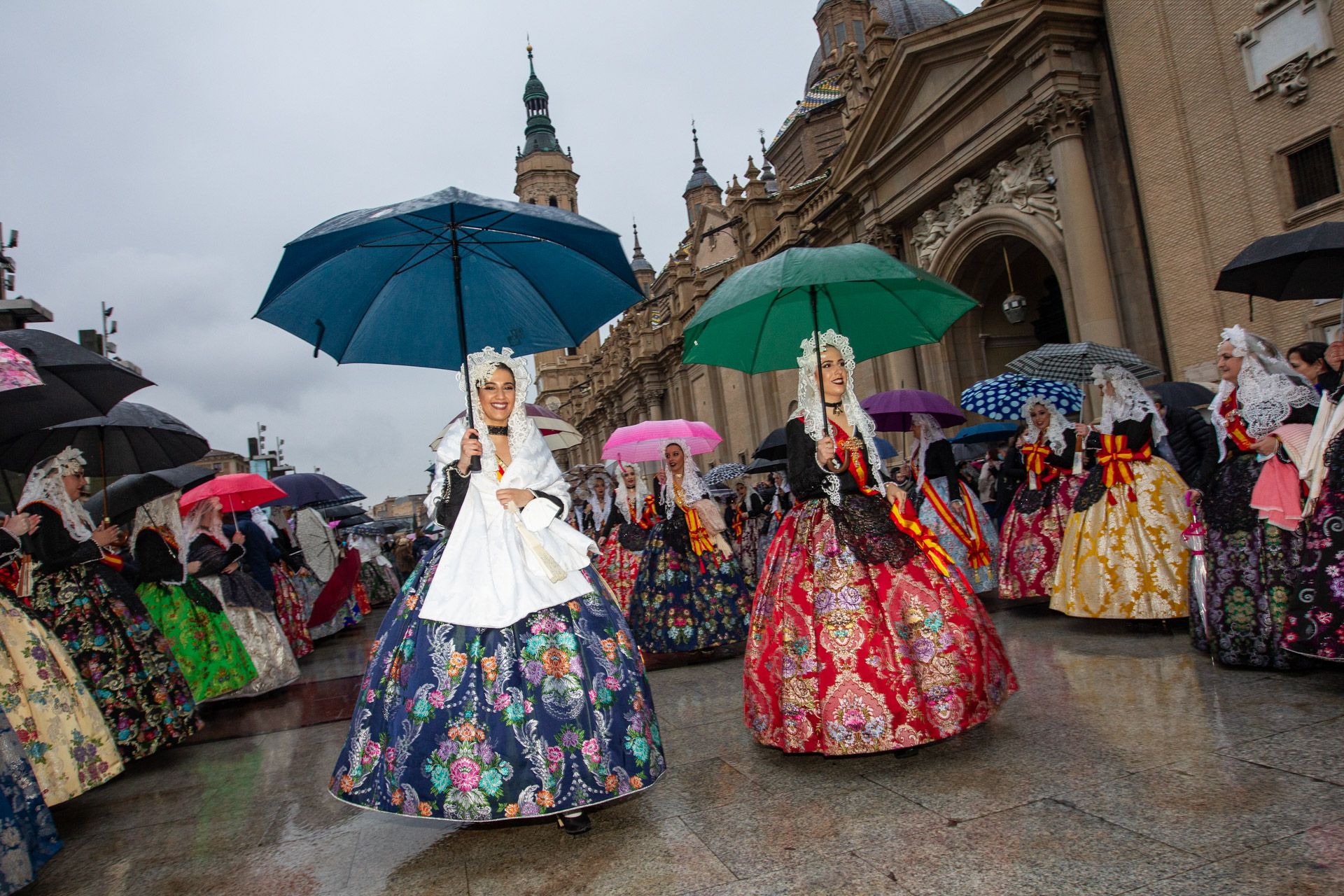 Las Hogueras se promocionan bajo la lluvia en Zaragoza