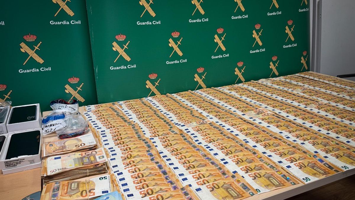 Dinero decomisado por la Guardia Civil en la operación antidroga.