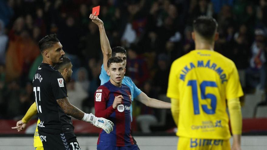 El árbitro Busquets Ferrer muestra la tarjeta roja a Álvaro Valles por su entrada a Rapinha en el Barça-UD del sábado pasado. |