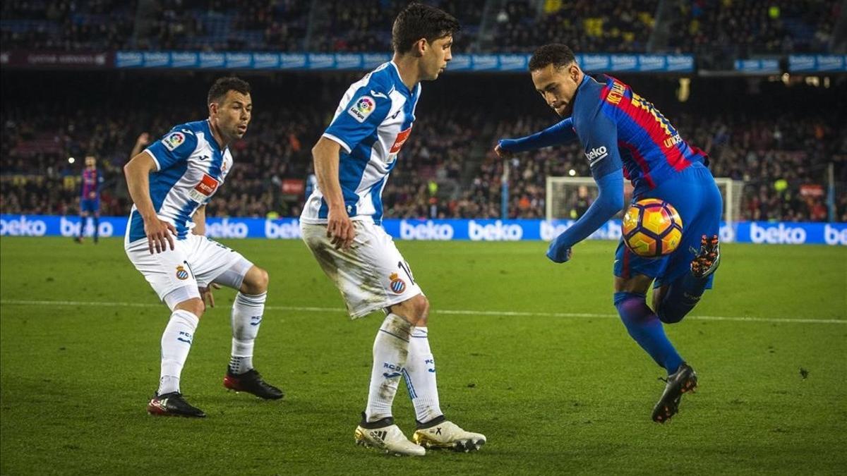 Neymar intenta una genialidad para superar el marcaje de Javi López y Javi Fuego